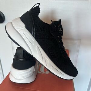 Fabletics The Everyday Sneaker II - Black and White - Size 8